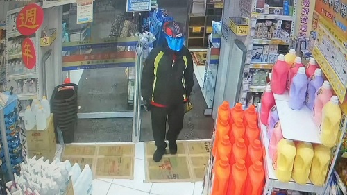 五金大賣場恐嚇取財案 雄警即時偵破 賈嫌住處查扣犯案衣物及贓款3