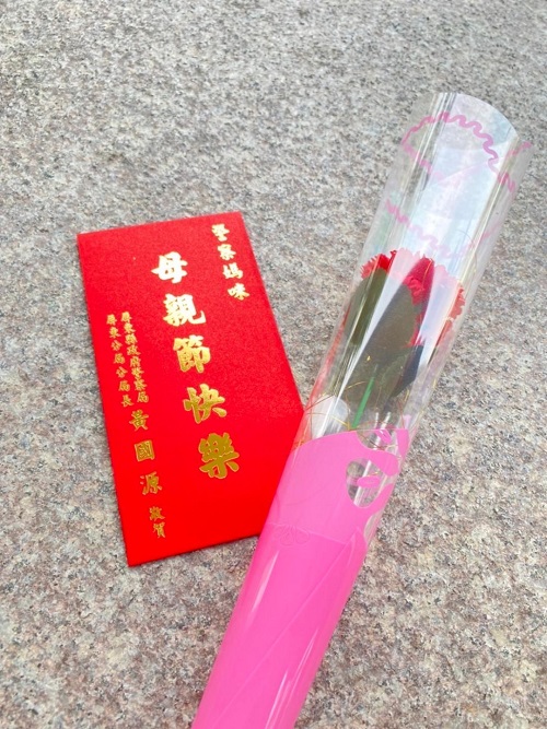 媽咪節快樂！屏警分局長親送康乃馨祝福！1