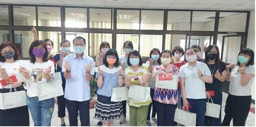 有妳真好 母親節快樂！楠梓警分局分局長尤啓南 致贈禮品及康乃馨1