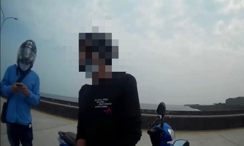 毒蟲海邊愜意遛狗 見警驚慌持毒遭逮