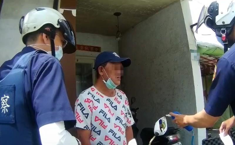 無牌無帽無照又酒駕 男酒測超標驚呼「不準，再一次！」
