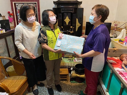 照顧身障兒無怨尤 獲全國十大傑出愛心媽媽 社會局長親訪得獎媽媽陳黃美英、鍾欣穎 讚賞母愛慈暉1