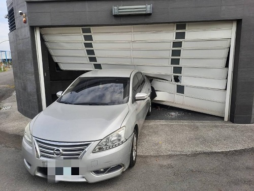 犯嫌開車衝撞住家大門 東港警掌握對象全力追緝中1