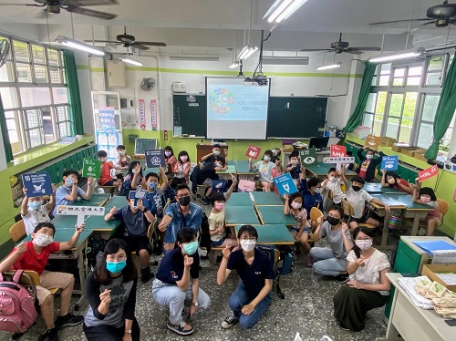 玩桌遊 學永續 高雄大學學生大使 帶領加昌國小學童 以實例認識多項SDG指標1