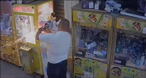 異想天開！娃娃機店火花四射真嚇人 竟是賊用砂輪機割兌幣機2