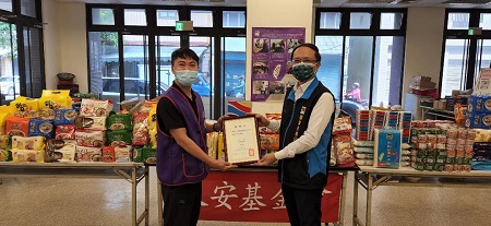 「港務普渡，送暖人安」物資捐贈活動 分送予社區街友及獨居長輩2