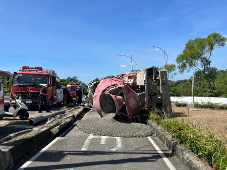 仁武區義大二路與學城路口車輛翻覆 警呼籲行經該路段配合指揮減速慢行2