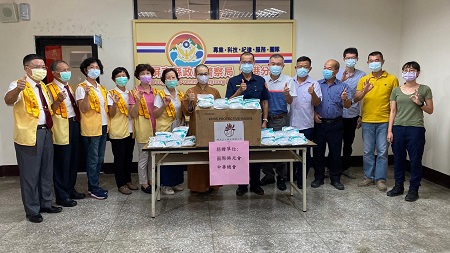 佛光會中華總會捐贈防疫物資 為東港警加油打氣 潮州講堂監寺妙辰法師代表捐贈N95口罩1