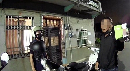 大叔外送愛心宵夜 卻因調皮煞車燈讓身分曝光1