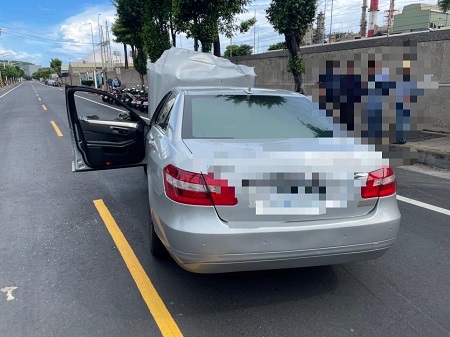小港分局員警巡邏勤務盤查可疑車輛，遭駕駛人開車衝撞致開槍防衛1