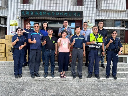 慰勞烈日執勤員警，民間善心人士溫情分享散播愛1