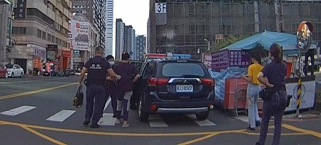 毒鴛鴦車內藏大量毒品準備回家開毒轟趴，遇警盤查一秒臉綠，當場遭逮送辦！4