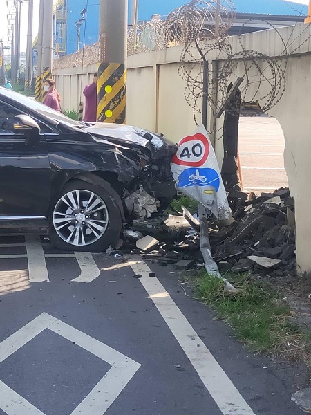 汽車撞破李長榮化工門口旁圍牆 機車被撞零件散一地1