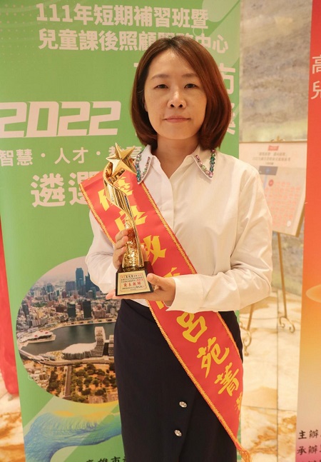 用鼓勵擁抱幫助超過50位貧困的孩子，分文不收 呂苑菁老師獲頒優良教師獎1