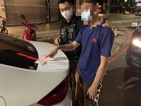 男子深夜交通違規遇警盤查 一下車開啟車門「車內一大包毒品」立即露餡遭逮送辦！1