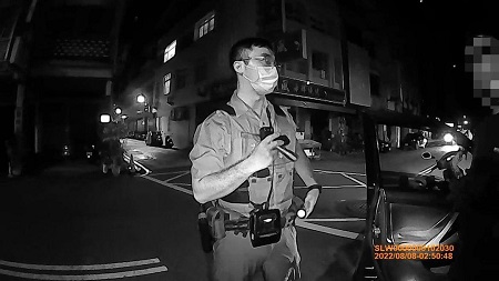 男子深夜開車抽菸遭警盤查 車內藏毒竟辯稱：「這是中藥！」3