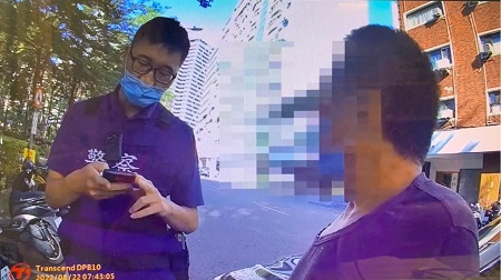 竊盜通緝犯謊報弟弟身分，遭眼尖警一招識破，當場逮捕送辦！2