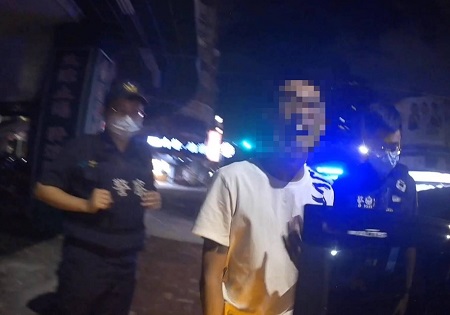 芭比Q了！男子深夜無聊哈一根… 當場遭送辦！1