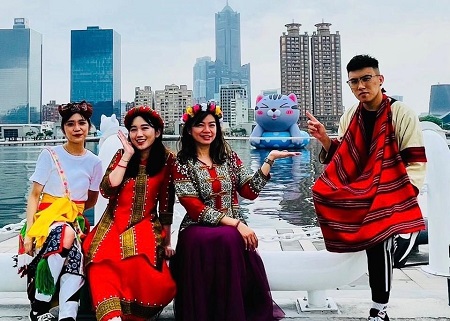 超可愛LINE貼圖化身巨型裝置藝術 族人紛紛穿上族服搶當網美比可愛！2