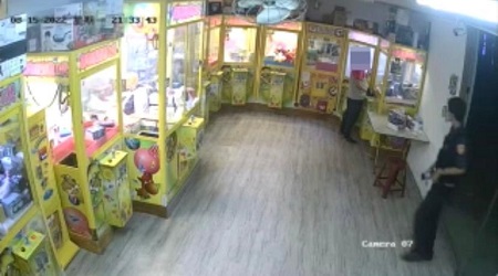 通緝男咖啡包丟桌上還裝傻 監視器畫面全露餡2