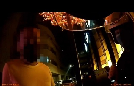 2男深夜見警突然快步離去 不料豬隊友包包一開K盤露餡！
