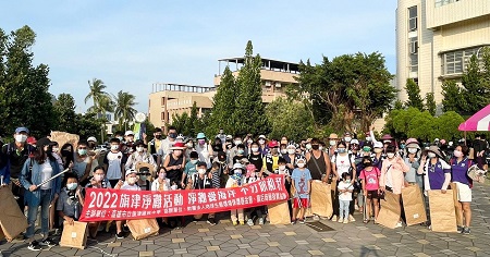 「滿載而歸」將旗津海岸上的垃圾帶走 旗津國中攜手旗津商圈民眾、企業百人旗津海岸淨灘2