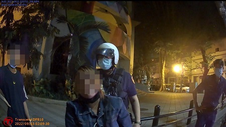 交通違規遇警攔查，後座乘客謊稱「忘記身分證號」想矇混過關！ 鷹眼員警瞥見「小黃卡」，秒逮通緝犯！