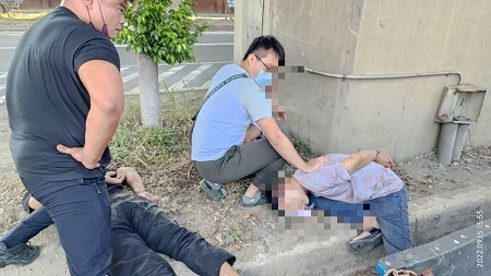 仁武警雙手一揮壓制犯嫌 3名竊車毒犯難逃法網2