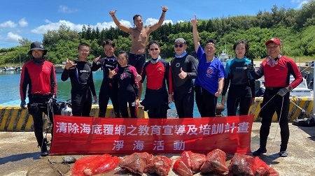 企業加入淨海行列！ 高科大團隊率10潛水員一小時清55公斤垃圾1
