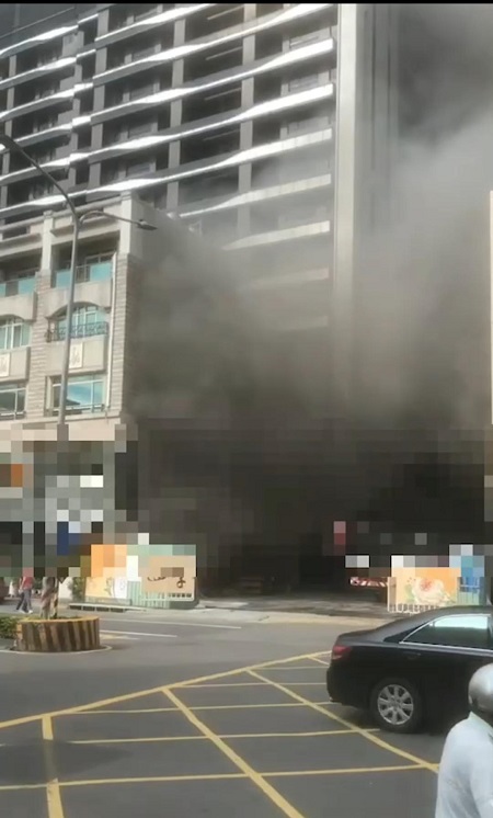 楠梓區工地大樓濃黑煙衝天 警消到場搶救疏導交通1