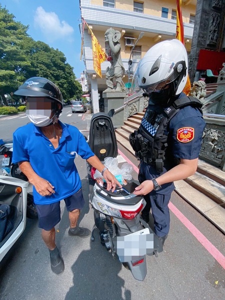老翁單手騎車行車遭警攔下意外查獲K盤及殘渣，辯稱：「這個盒子太漂亮了啦！」1