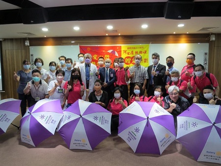 阿公店扶輪社捐贈愛心傘嘉惠民生醫院就醫民眾1
