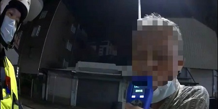 飲酒卻騎自行車 超標還傳訊友人「被抓到了」1