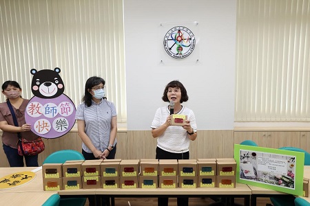 高雄大學致敬教師節 感謝教學研究辛勞 致贈皮革鑰匙包 象徵掌握知識之鑰 引領學生精進學習1