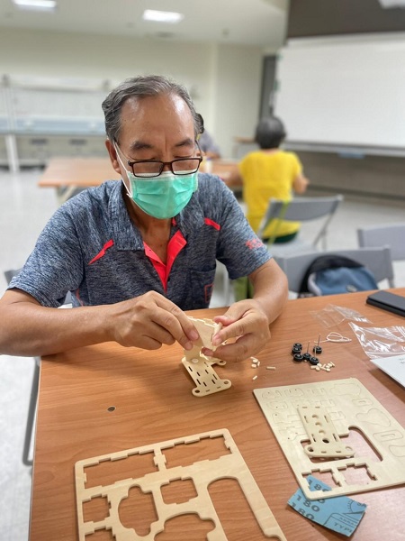 高齡者來科工館展示廳參訪 動動手「內輪差筆筆看-DIY活動」1