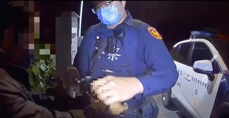 信封袋內藏毒品 男子欲蓋彌彰遭警送辦1