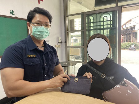 女子遺失肩背包，警利用肩包內之郵政匯款單通知認領