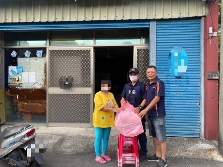 弱勢家庭不孤單 東港警主動關懷發送愛心物資1