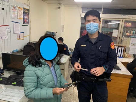 手機落在計程車，司機繳警速發還