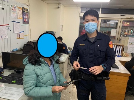 手機落在計程車，司機繳警速發還