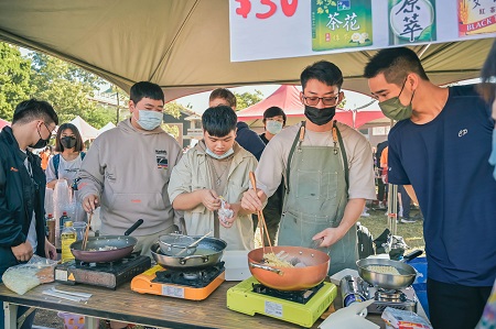 文藻舉辦慈善義賣園遊會 多國美食文化引人氣1
