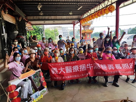 樂活皮影學堂 高史博陪伴樂齡長者玩皮影戲說家鄉事1