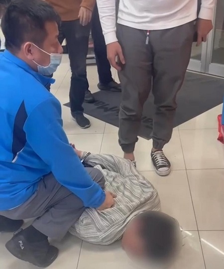 社區電梯歹徒持刀搶劫未遂，警強勢逮捕壓制嫌犯到案1