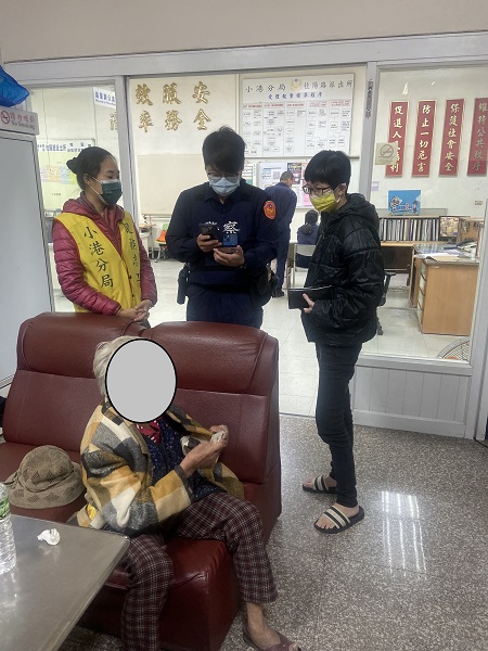 九旬婦人外出拾荒迷途，警憑愛心手鍊助返家