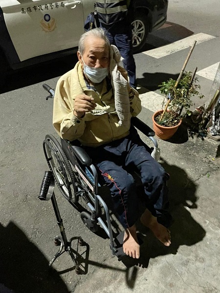 八旬翁深夜路倒，警方獲報速救援