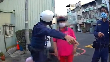 媽寶毒蟲見警丟包毒品誆稱跛腳動作大 警調監視器打臉「與常人無異！」2