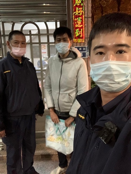 提領鉅款險誤會，店員報案警護鈔