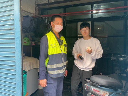 民眾粗心掉皮夾，警查地址親送回