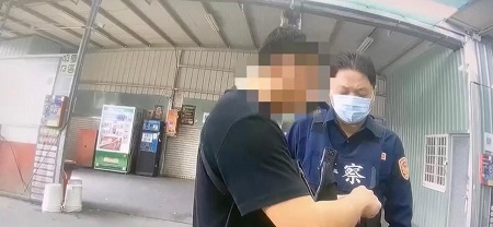 洗車時與警四目交接 竟不打自招稱「我被通緝」 仁武警逮獲毒品通歸案