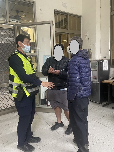 老翁北高辦年貨迷途路倒小港田邊，熱心警協助送返家